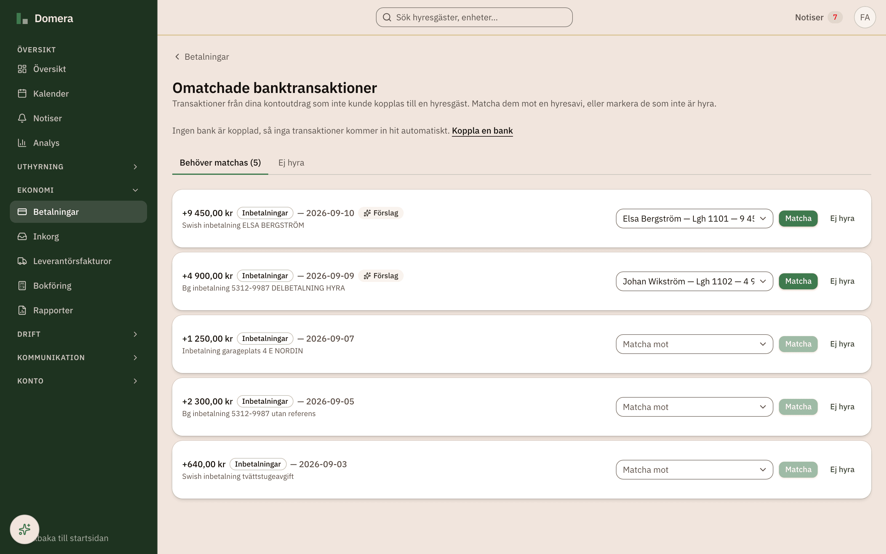 Bankmatchningsvyn: fem inbetalningar från ett inläst kontoutdrag som inte kunnat kopplas till en hyresgäst (en Swish-betalning, en delbetalning via bankgiro, en autogirohyra, en garagehyra och en helt utan referens), var och en med belopp, datum och den text banken skickat med, bredvid en väljare för hyresavin den hör till och en knapp för att markera den som något annat än hyra.